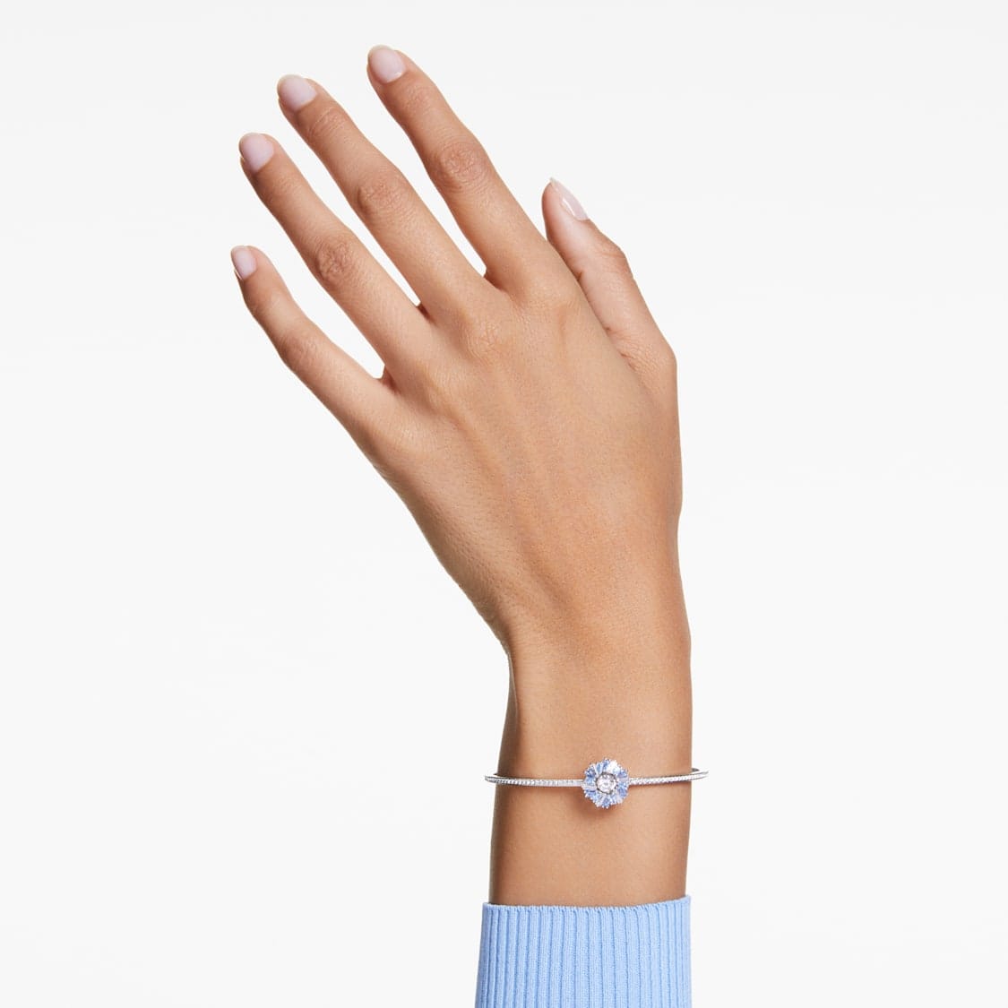 Swarovski Idyllia bangle with blue flower design and rhodium plating, featuring sparkling crystal accents on a delicate bracelet.