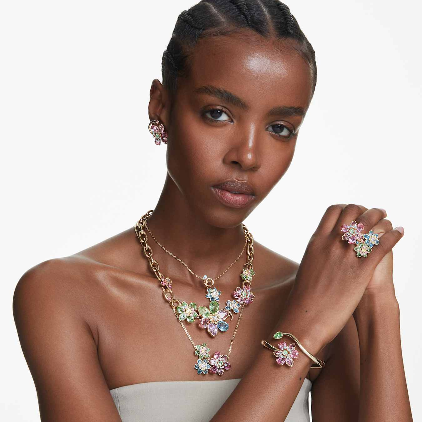 Swarovski Idyllia ring with multicolored mixed cut crystals in a floral design, gold-tone plated jewelry accessory