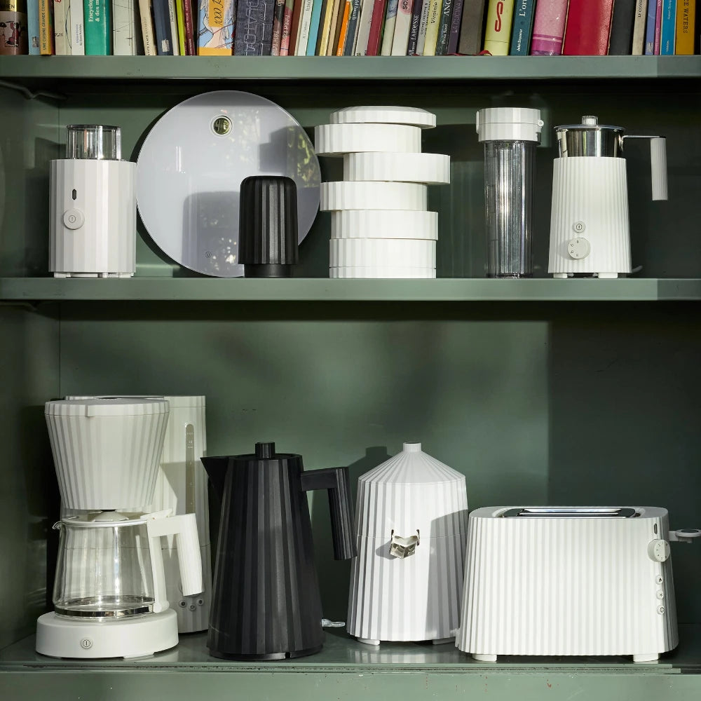 Alessi Plisse Green electric kettle with 1.7L capacity, featuring a modern design and sleek green finish.