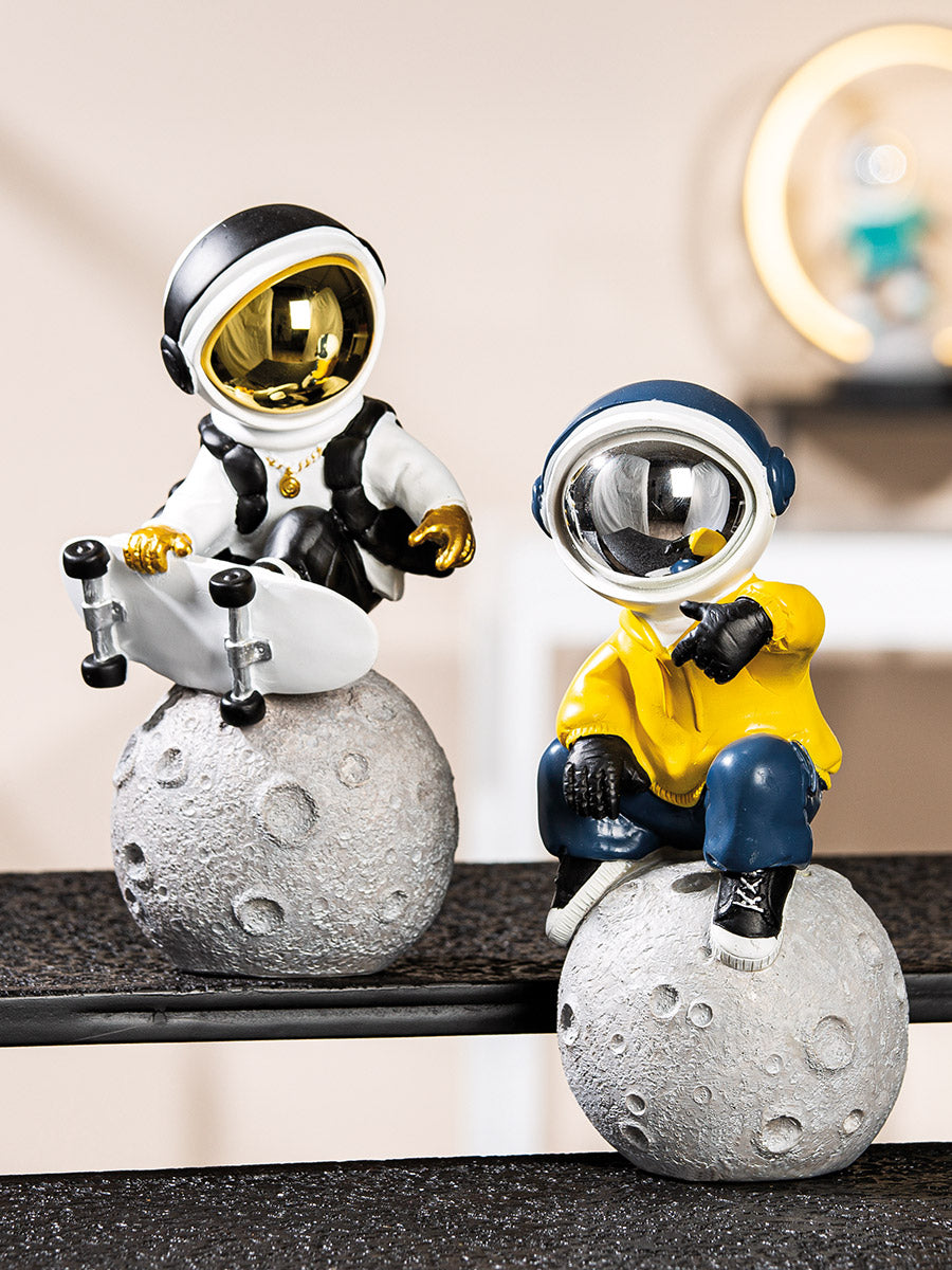 Gilde Astronaut Apollo yellow figure showcasing detailed space suit and helmet, ideal for collectible space toy enthusiasts.