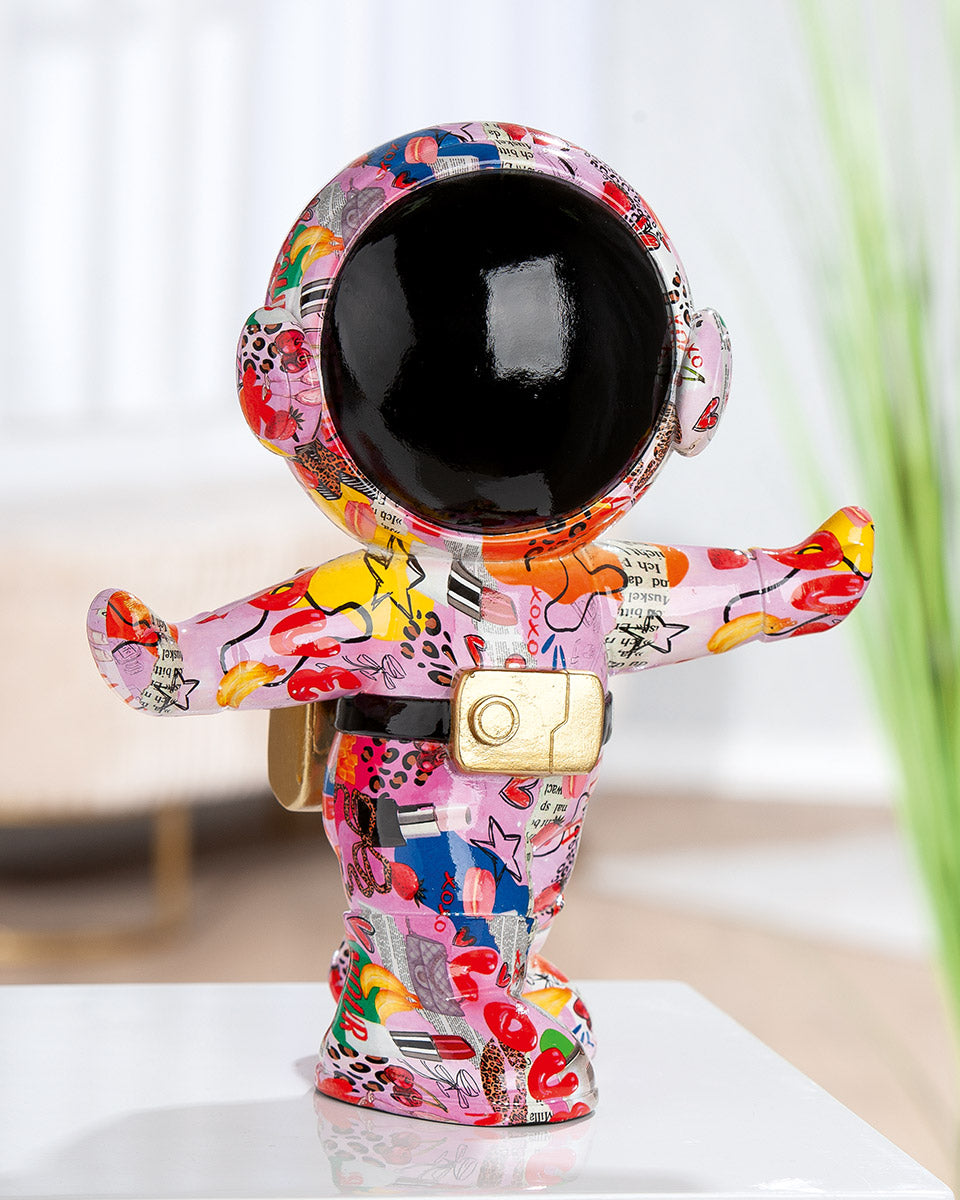Gilde astronaut figure made of Ooh Lala resin, detailed model with space suit and helmet, collectible figurine for display.