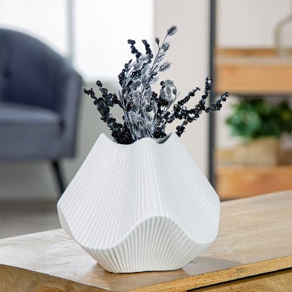 White Gilde Vase Lamellen Ceramic 19cm with textured lamella design, showcasing modern ceramic craftsmanship.