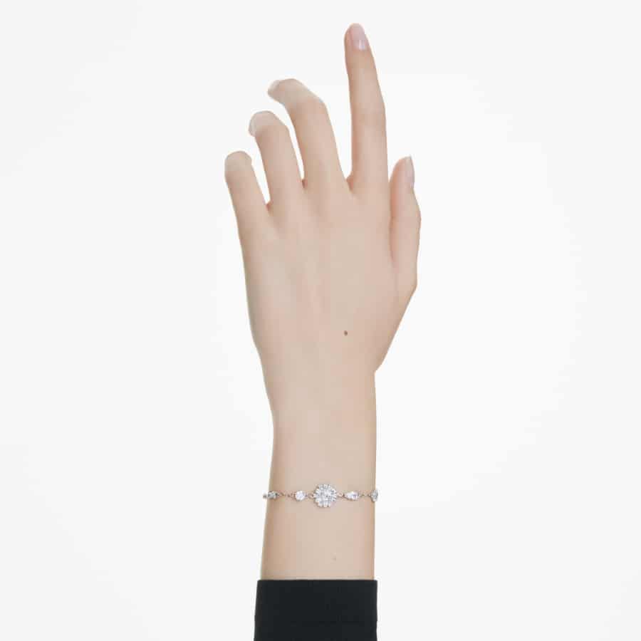 Swarovski Idyllia bracelet featuring sparkling crystal details and delicate chain design in a close-up image.