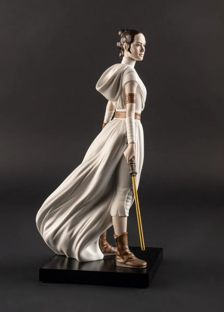 Lladro Rey™ sculpture featuring a finely detailed porcelain figure of a regal king with a crown and elegant robes.