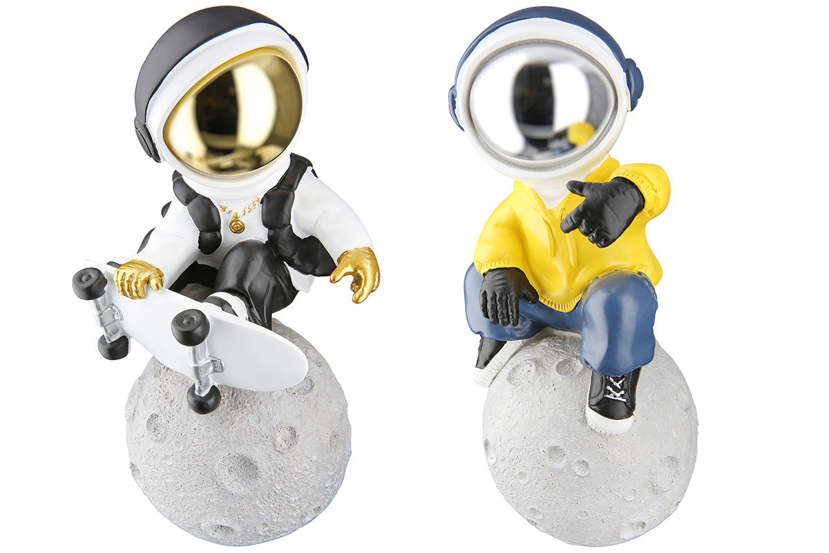 White Gilde astronaut figure from the Apollo series, detailed miniature figurine with space suit and helmet.