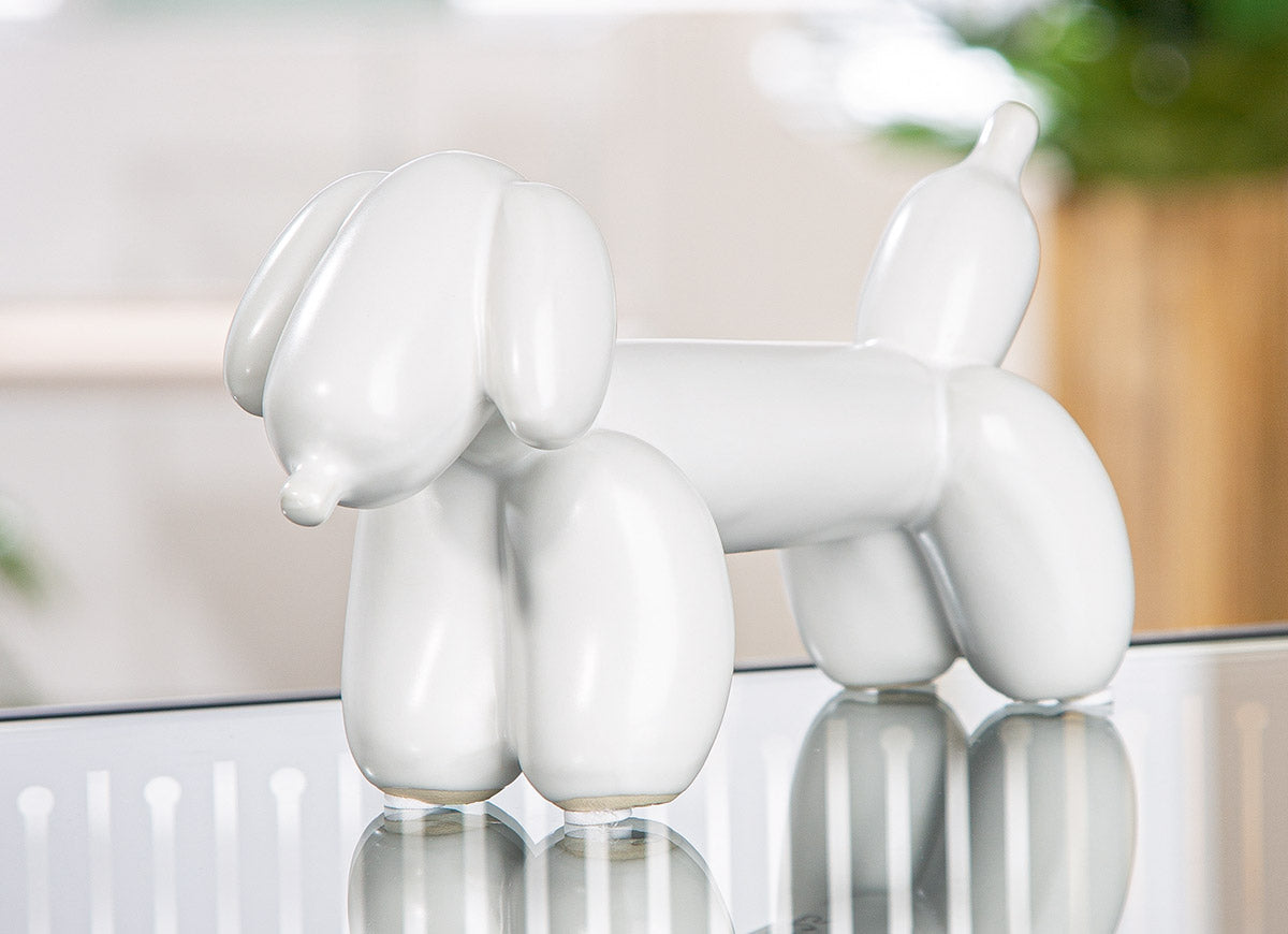White balloon dog figure named Waldi by Gilde, showcasing a playful Dachshund shape with a glossy finish.