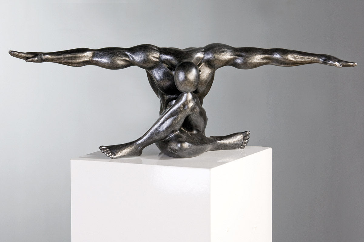 Silver resin sculpture of a cliffhanger man with a motif, crafted by Gilde, showcasing detailed artistry and modern design.
