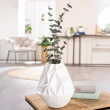 White ceramic Gilde vase, 25cm tall, with a smooth finish and elegant design, ideal for decorative floral arrangements.
